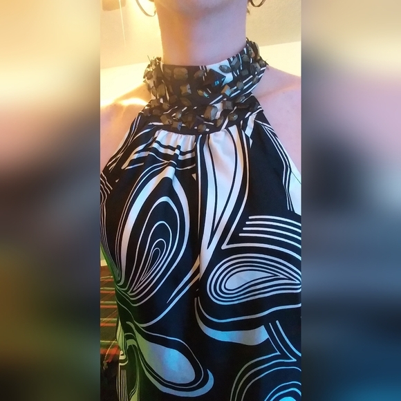 Womens Size Medium Chic Black and White Swirl Sleeveless Tunic With Tied Back. - Picture 2 of 9